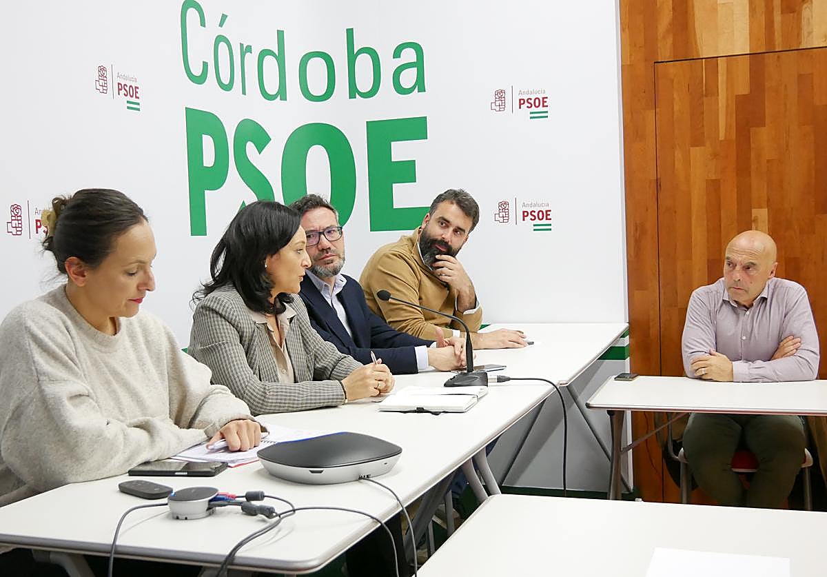 Antonio Hurtado, a la derecha, presente en la Ejecutiva, con Crespín y Romero presidiendo la mesa