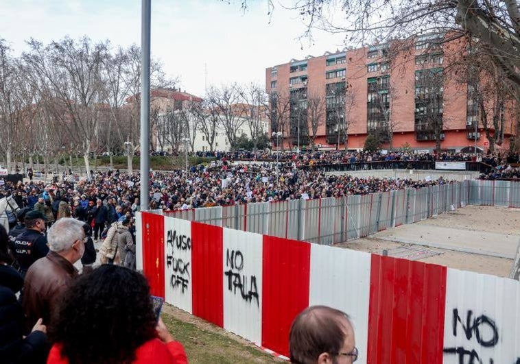 La Comunidad de Madrid paraliza la tala de árboles para ampliar la línea 11 de Metro y cambiará el proyecto