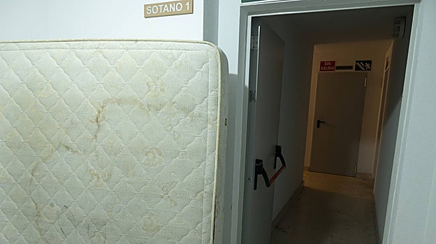 Un colchón lleno de orines, en las zonas comunes