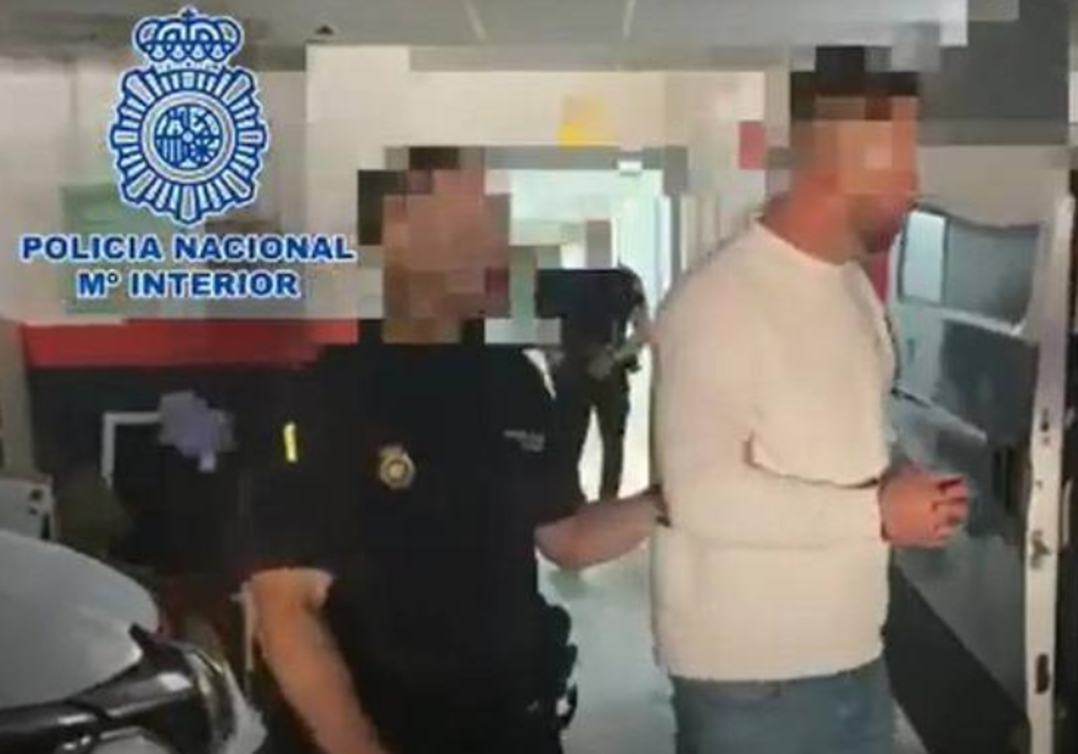 Agente de la Policía Nacional con un detenido en foto de archivo