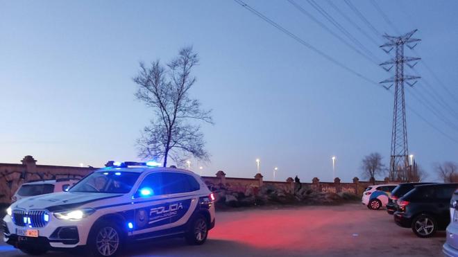 Un coche de la Policía Municipal acude al enclave para desalojar a los 'visitantes'