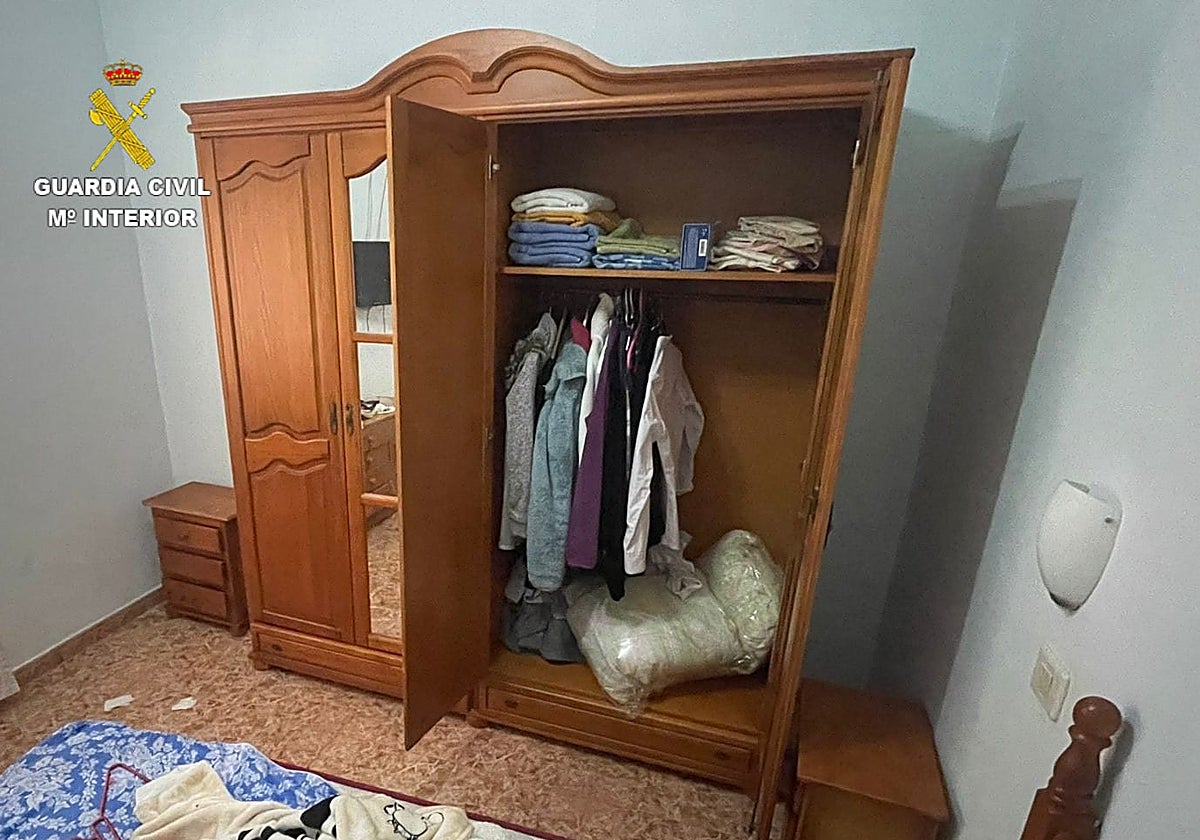 Armario donde fue localizado el agresor mientras esperaba a su víctima