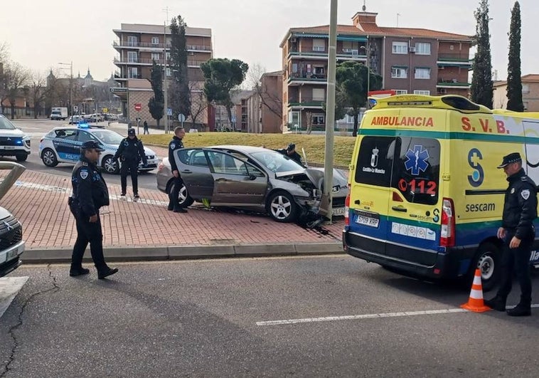 Un vehículo se empotra contra una farola en la rotonda de Duque de Lerma