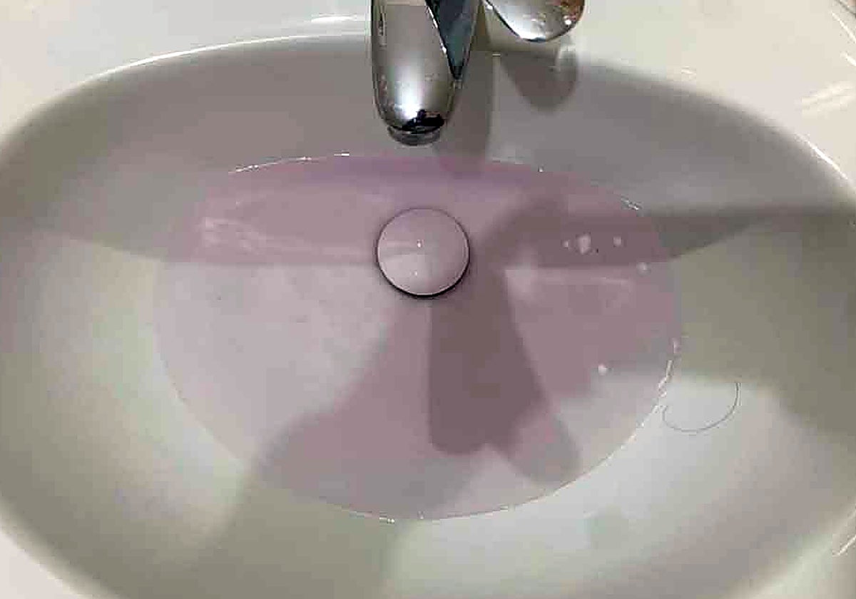 Imagen difundida para denunciar el agua del grifo rosa en Pulpí.