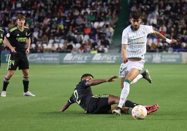 El Córdoba CF ofrece a Calderón un año extra tras renovar una temporada por objetivos