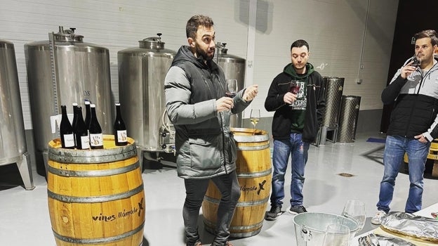 José Joaquín, durante una cata en su bodega de Villarrobledo (Albacete)