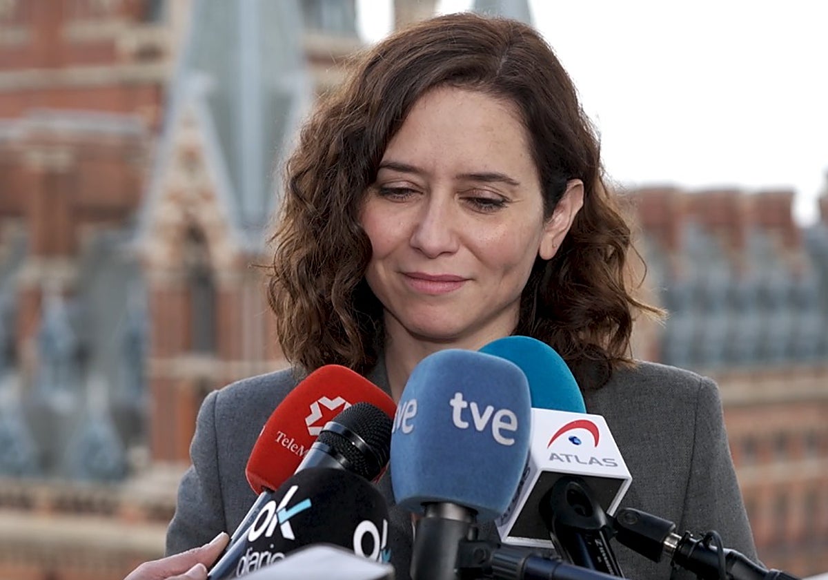 Ayuso atiende a los medios en Londres