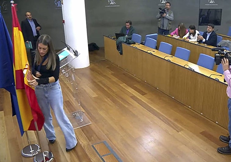 Junts retira la bandera de España en la sala de prensa del Congreso