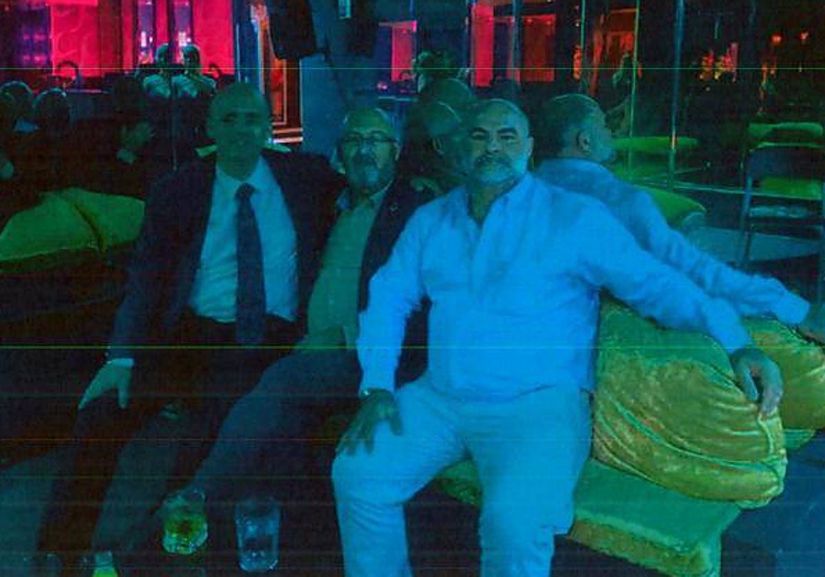 En el centro el exdiputado Juan Bernardo Fuentes junto al presunto conseguidor y un empresario