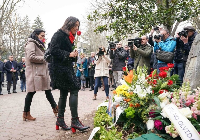 Una ofrenda floral recuerda a Fernando Buesa y Jorge Díez en Vitoria cuando se cumplen 23 años de su asesinato