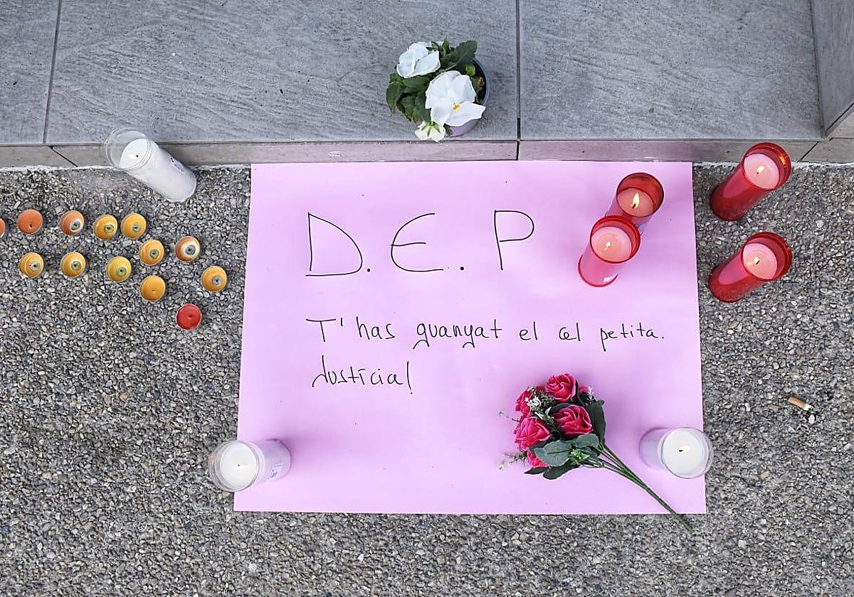 Detalle de una pancarta depositada frente l inmueble en que vivían las jóvenes