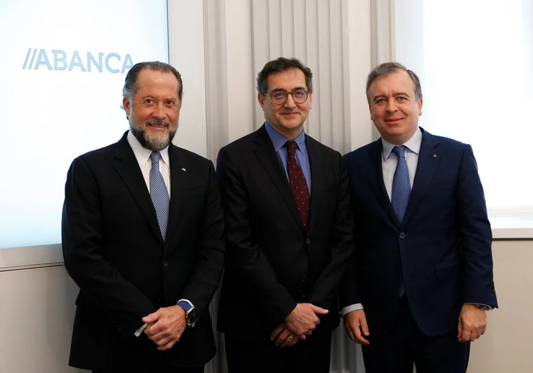 Por la izquierda, el presidente de ABANCA, Juan Carlos Escotet Rodríguez; el deputy CEO de BFCM, Alexandre Saada; y el CEO de ABANCA, Francisco Botas