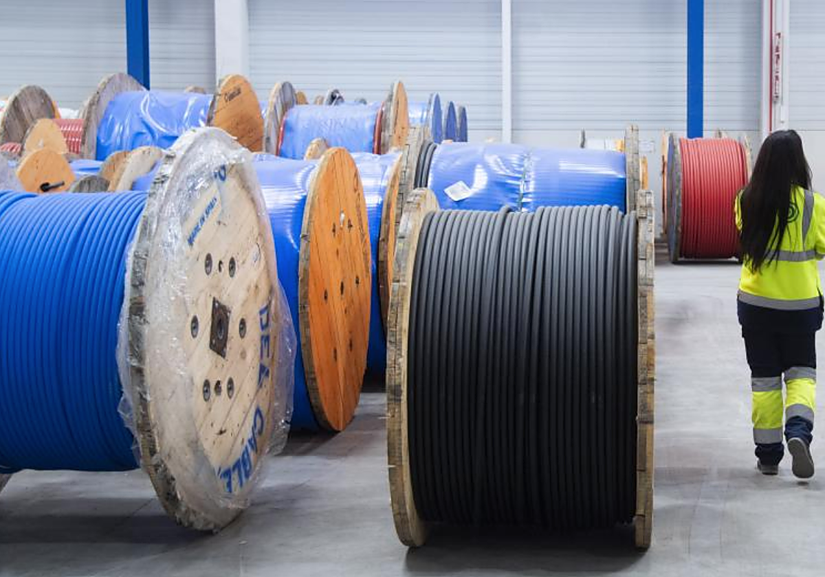 Una empleada en su puesto de trabajo en foto de archivo