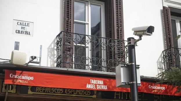 Una de las nuevas cámaras, en la plaza de Chueca con la calle de Gravina