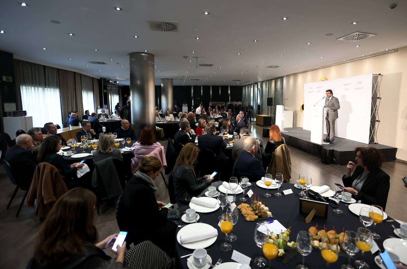 Las mejores imágenes de la conferencia de la consejera de Empleo de la Junta de Andalucía