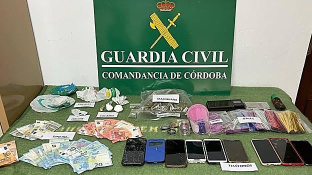 Imagen de la droga, el dinero o los móviles incautados en la operación en Fernán Núñez