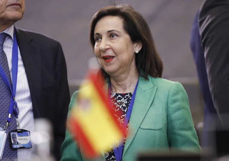 Robles ve «inaceptable» que una diputada de Junts apartase la bandera de España y exige respeto