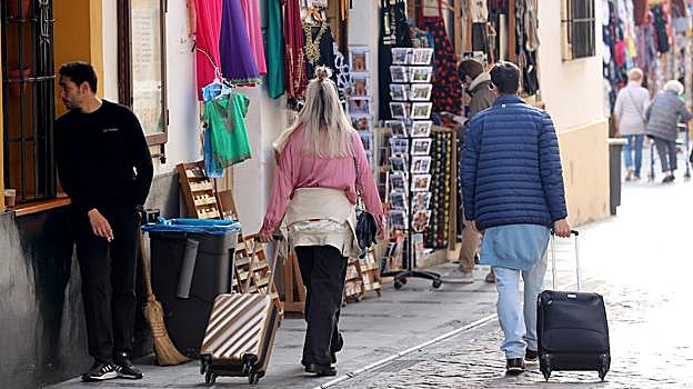 Turistas con sus malestas, por la zona de la Mezquita-Catedral de Córdoba