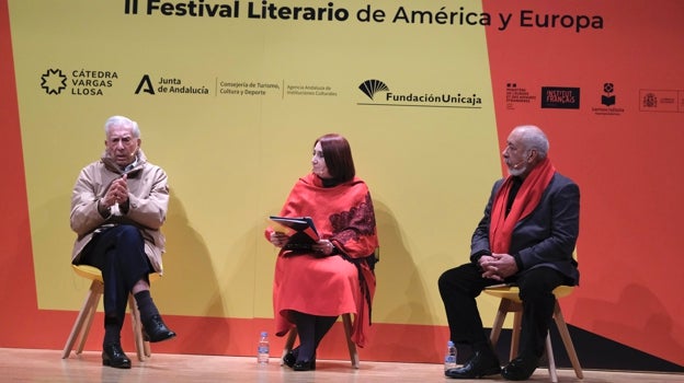 Vargas Llosa y Leonardo Padura durante el coloquio, moderado por la editora mexicana Marisol Schulz