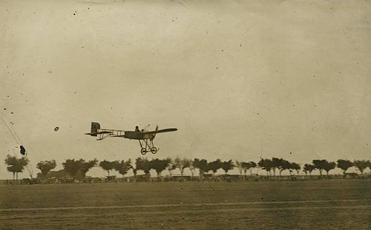 Imagen principal - Arriba, el monoplano de Védrines llega a Getafe, en 1911. Abajo, izq., paisanos empujando el avión del piloto francés en Burgos. Dcha, Luís Émile Train junto a su avión, con el que tuvo un accidente el día del inicio de la carrera por el que resultó muerto el ministro de guerra francés