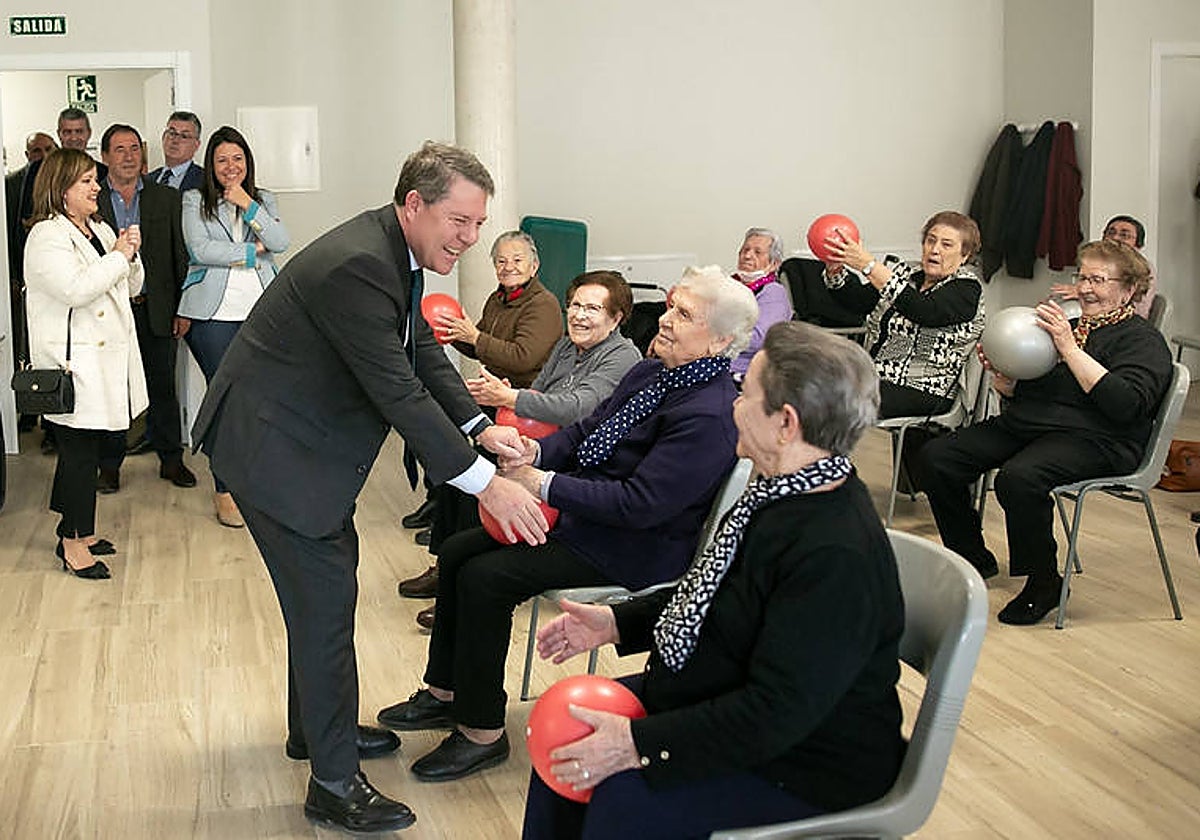 El presidente regional saluda a varias usuarias del centro de mayores de Villanueva de Alcardete