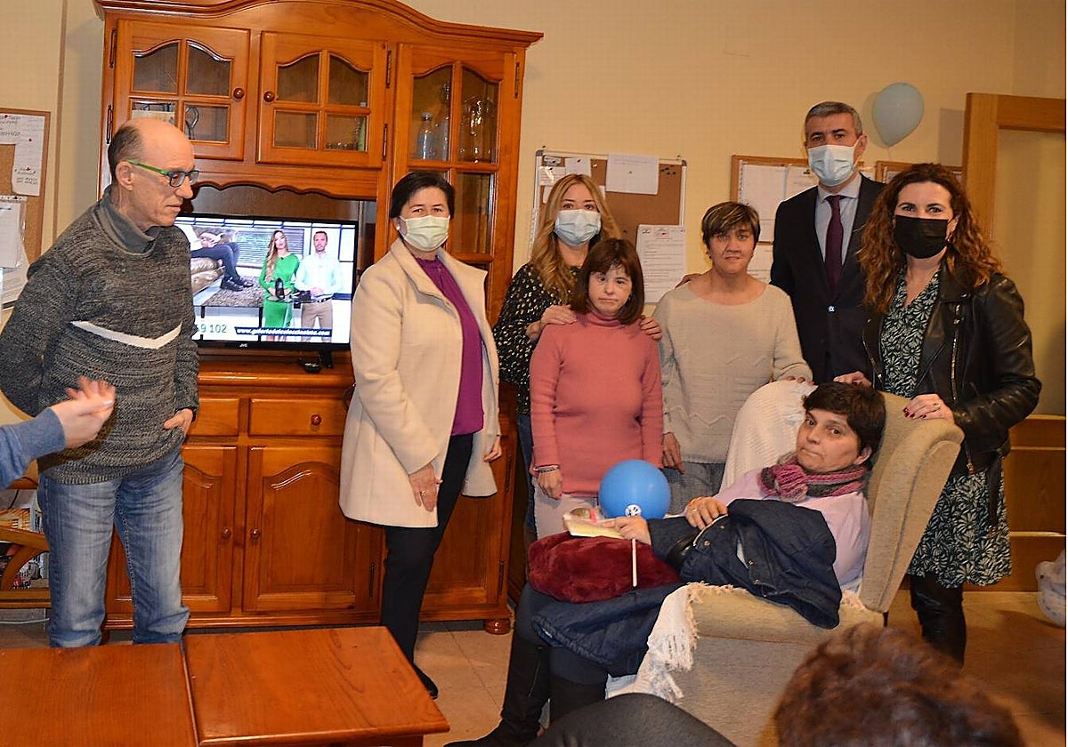 Gutiérrez posa con algunos de los usuarios de las viviendas de Apanas en Toledo