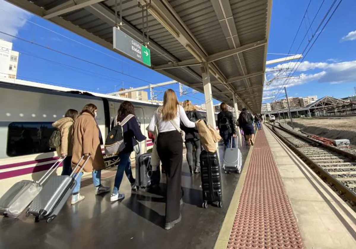 Viajeros de un tren AVE en la estación de Alicante.