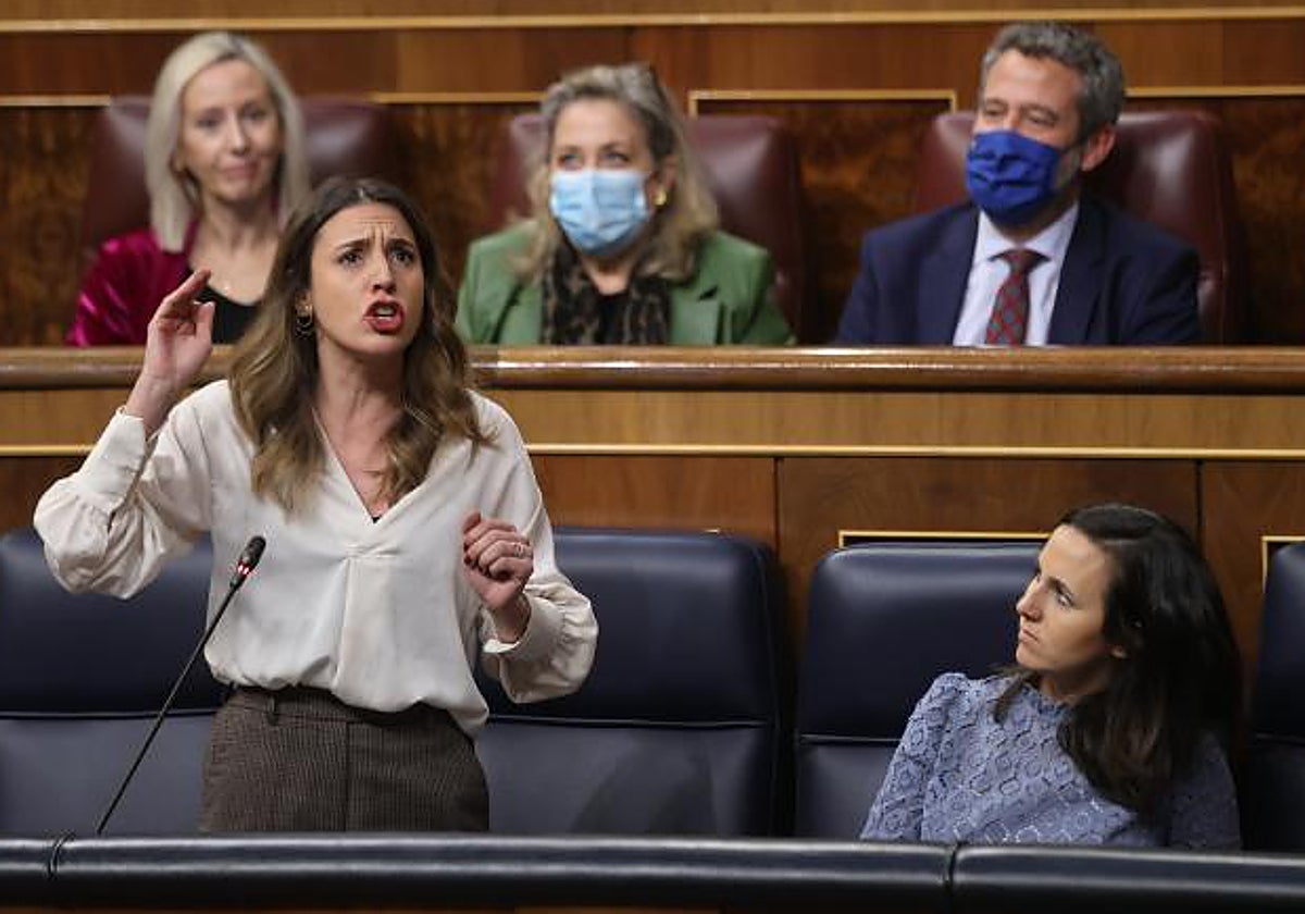 Irene Montero, junto a Ione Belarra en el Congreso