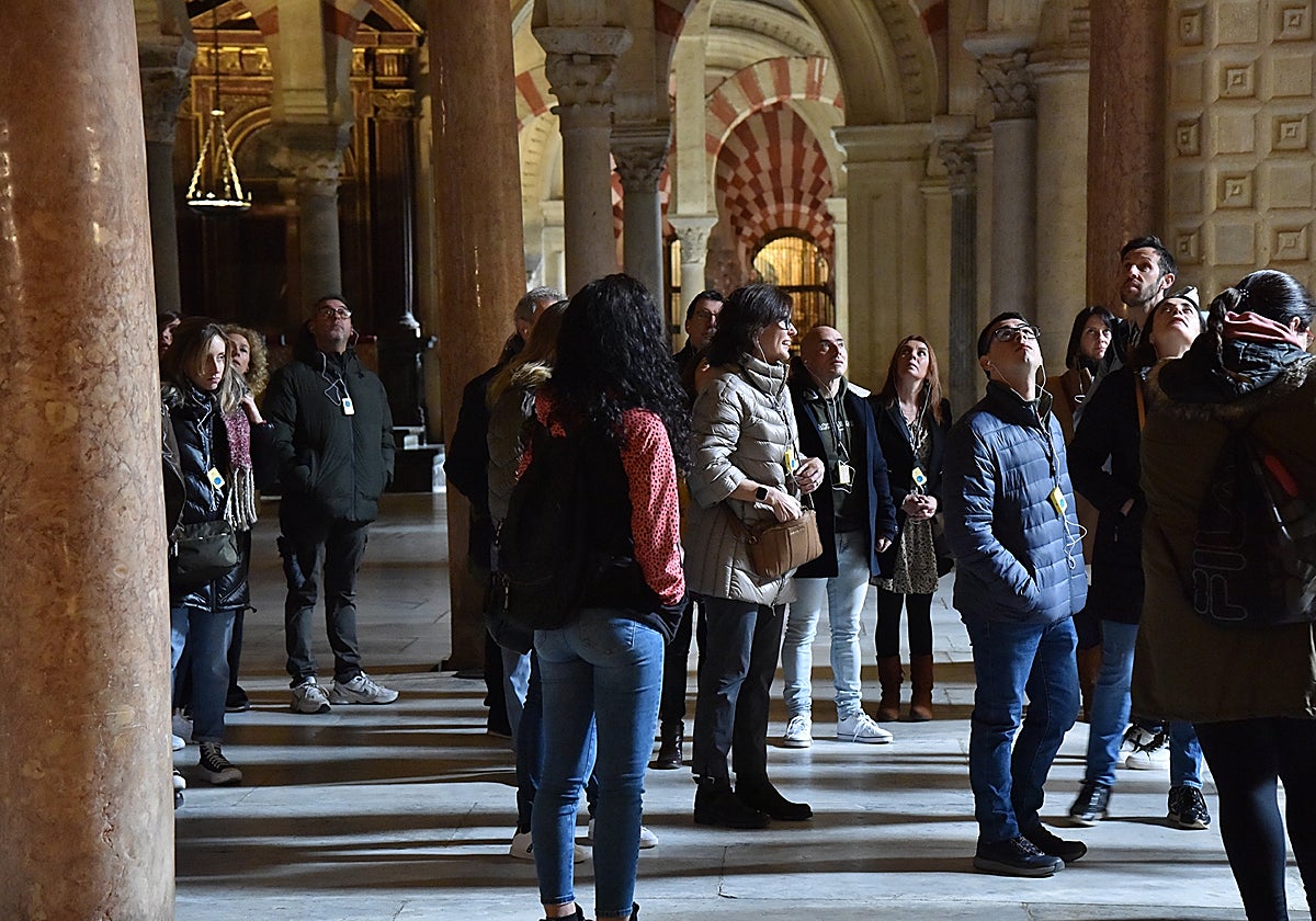 Turistas con una guía en el interior de la Mezquita-Catedral de Córdoba
