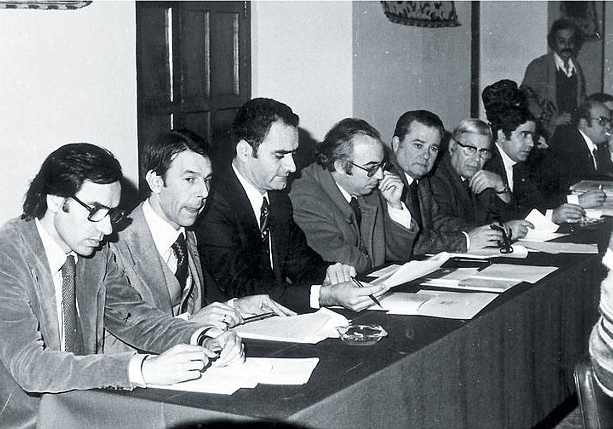 Alfonso Guerra y Antonio Delgado de Jesús, de UCD, en el extremo de la Asamblea de Parlamentarios