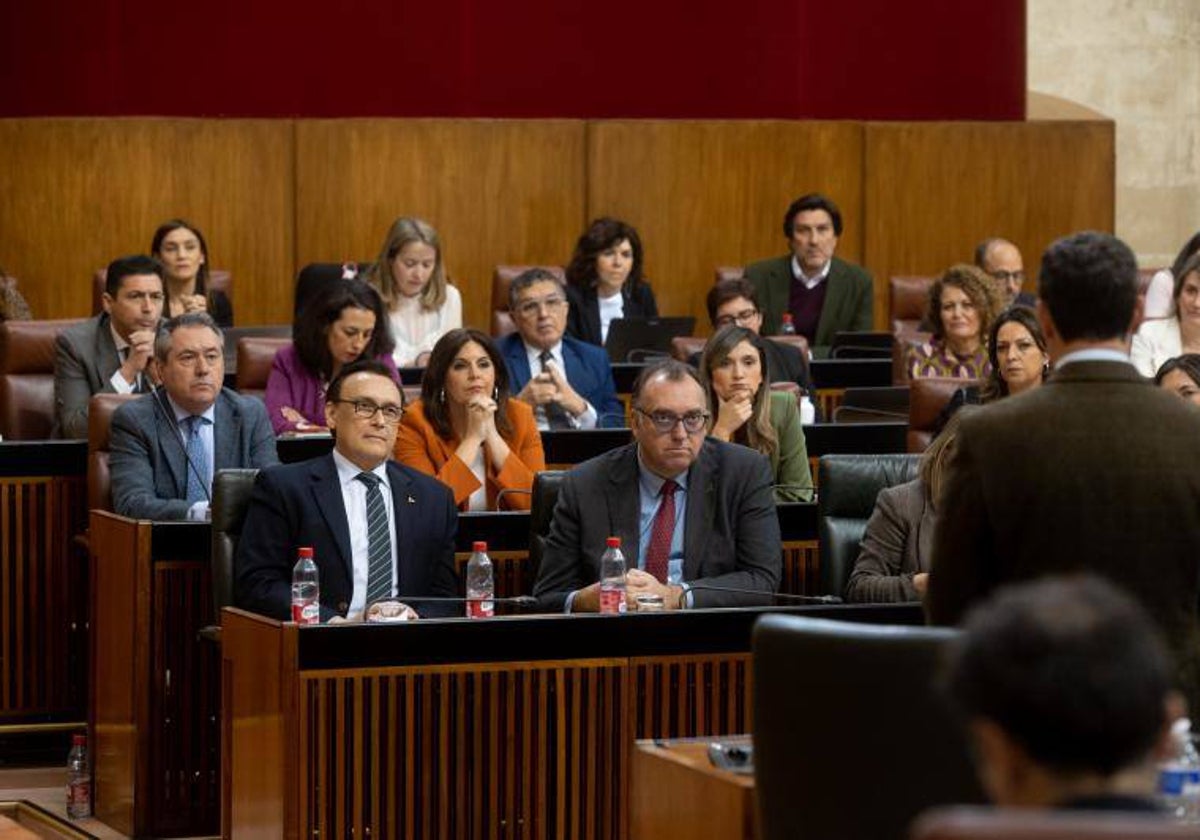 Imagen de la bancada del PSOE, con Juan Espadas escuchando la intervención de Juanma Moreno en el pleno