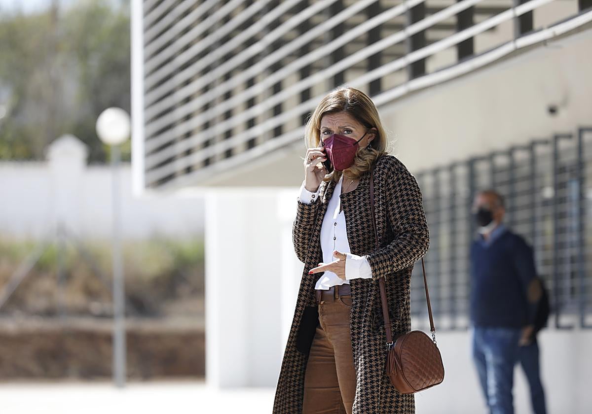 La delegada de Salud en Córdoba, María Jesús Botella, en el Hospital de Montilla
