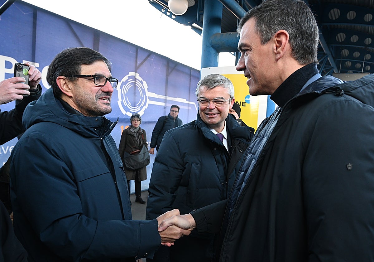 El presidente del Gobierno, Pedro Sánchez, saluda al embajador de España en Ucrania, Ricardo López-Aranda, en Kiev, Ucrania