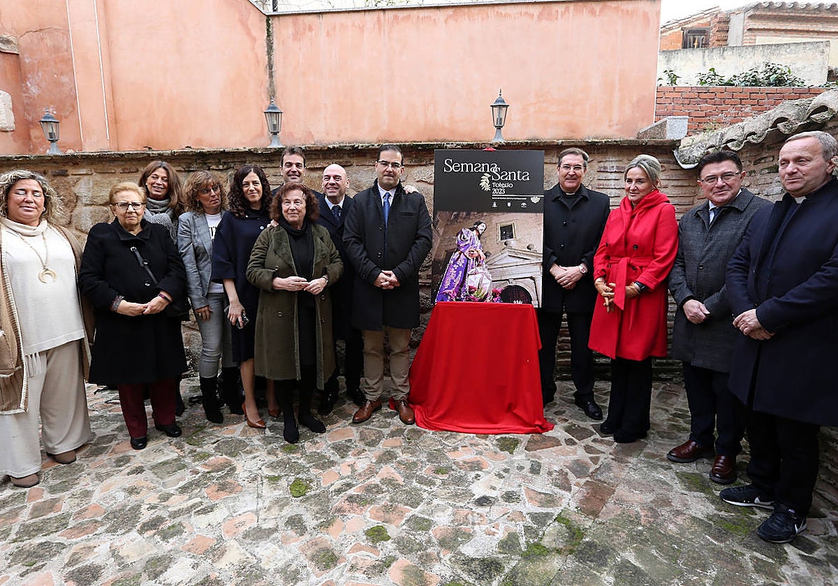 La alcaldesa en la presentación del cartel junto al presidente de la Junta de Hermandades y Cofradías