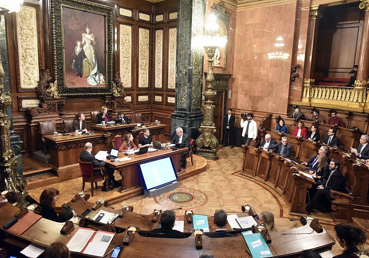 Una imagen del pleno del Ayuntamiento de Barcelona celebrado para reprobar a Colau