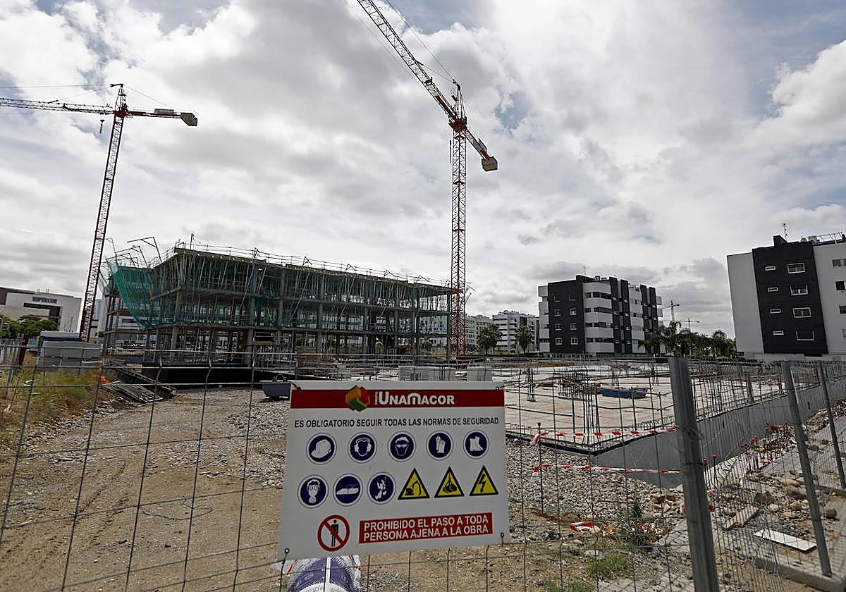 Bloques de viviendas en construcción en la zona de expansión residencial de Poniente