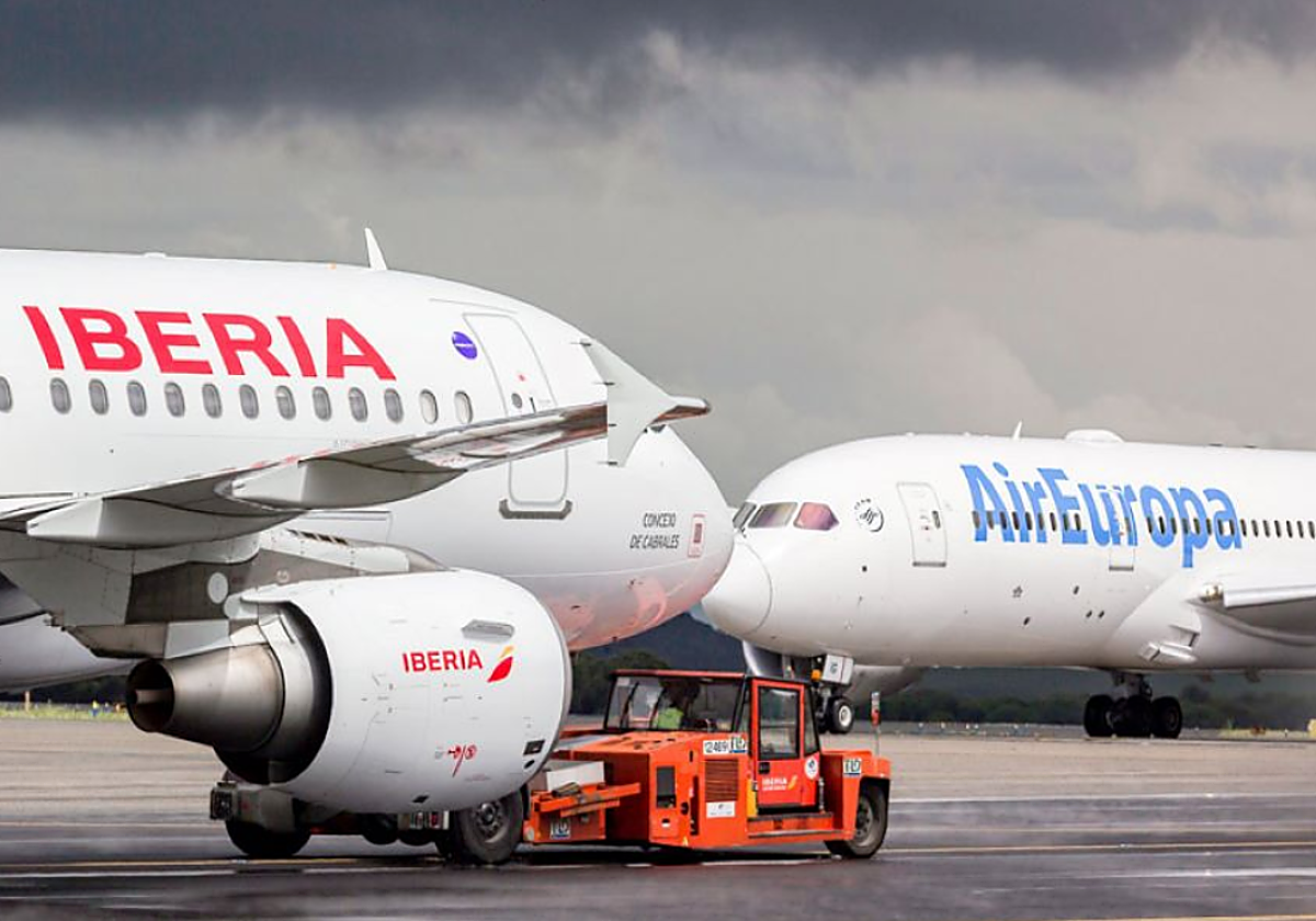 Aviones de Air Europa e Iberia en una misma pista en foto de archivo