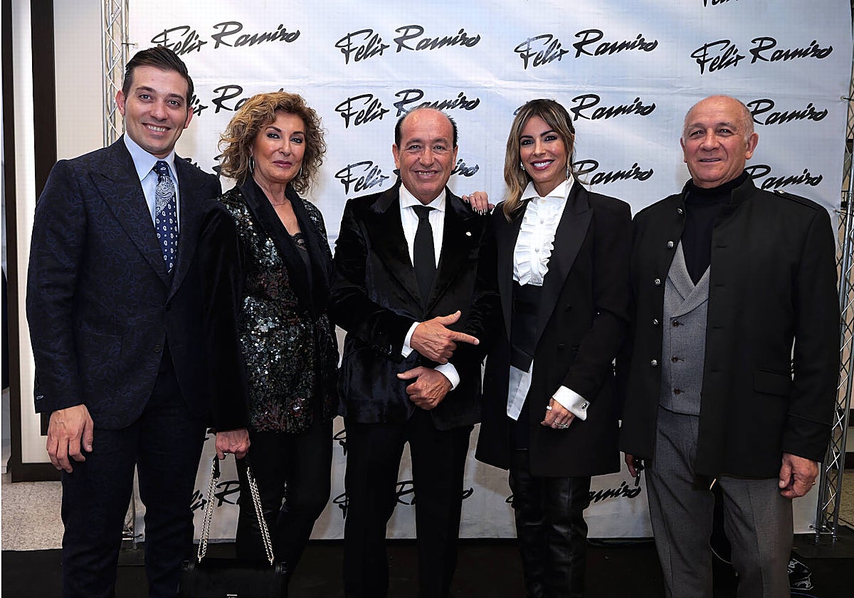 Félix Ramiro junto a Bea Jarrín y otras personalidades asistentes a la inauguración de León