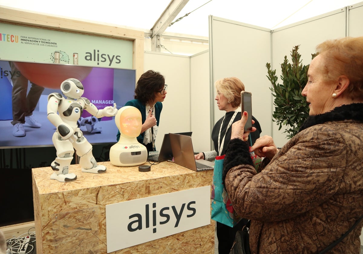 Una mujer fotografía a los robots expuestos en la I Feria Internacional de la Tecnología de los Cuidados en Villardeciervos (Zamora)