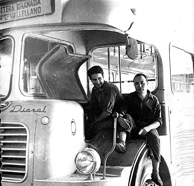 Dos empleados de la firma de transporte