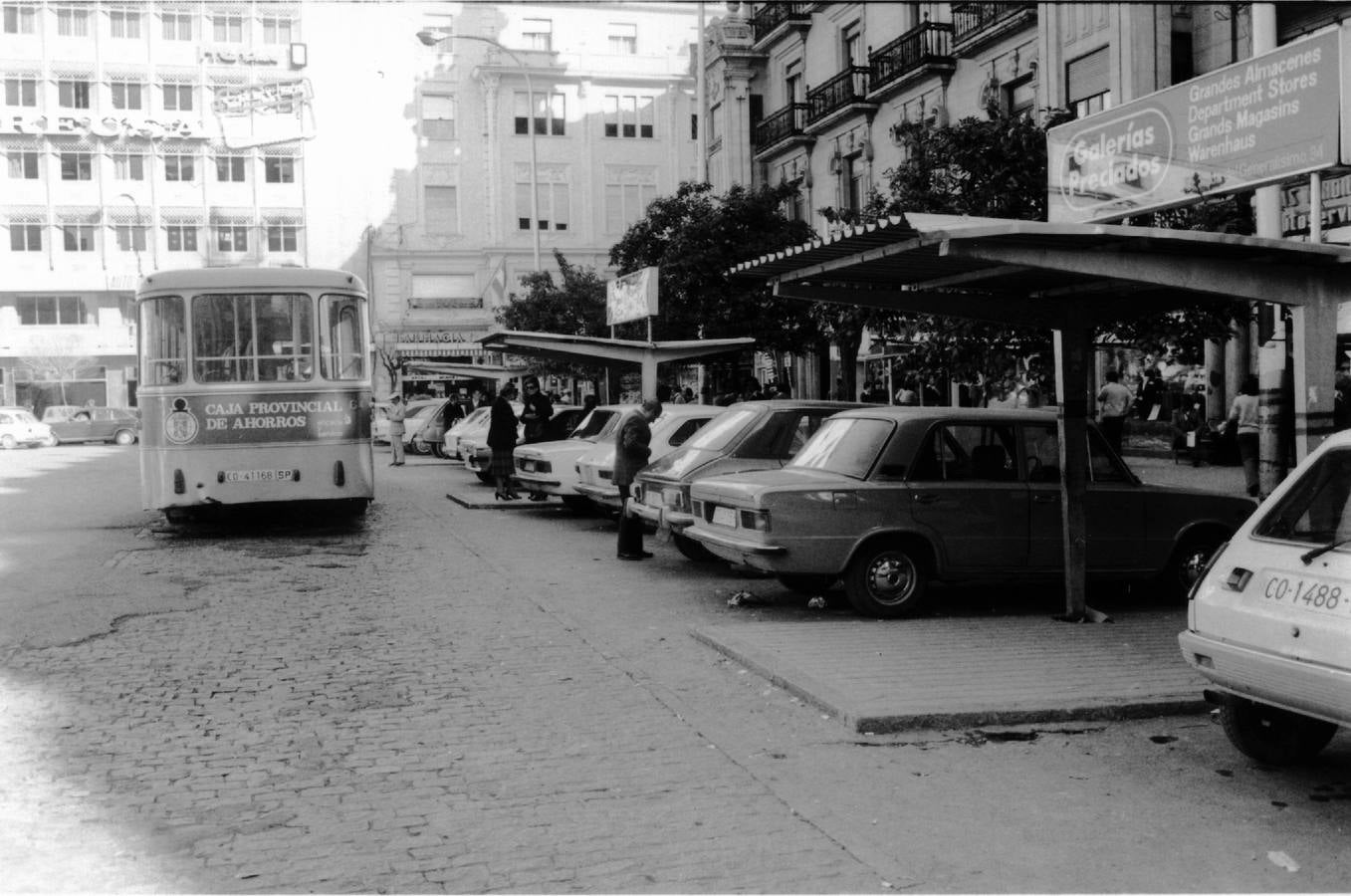 Un curioso viaje en imágenes por los cien años del autobús urbano en Córdoba