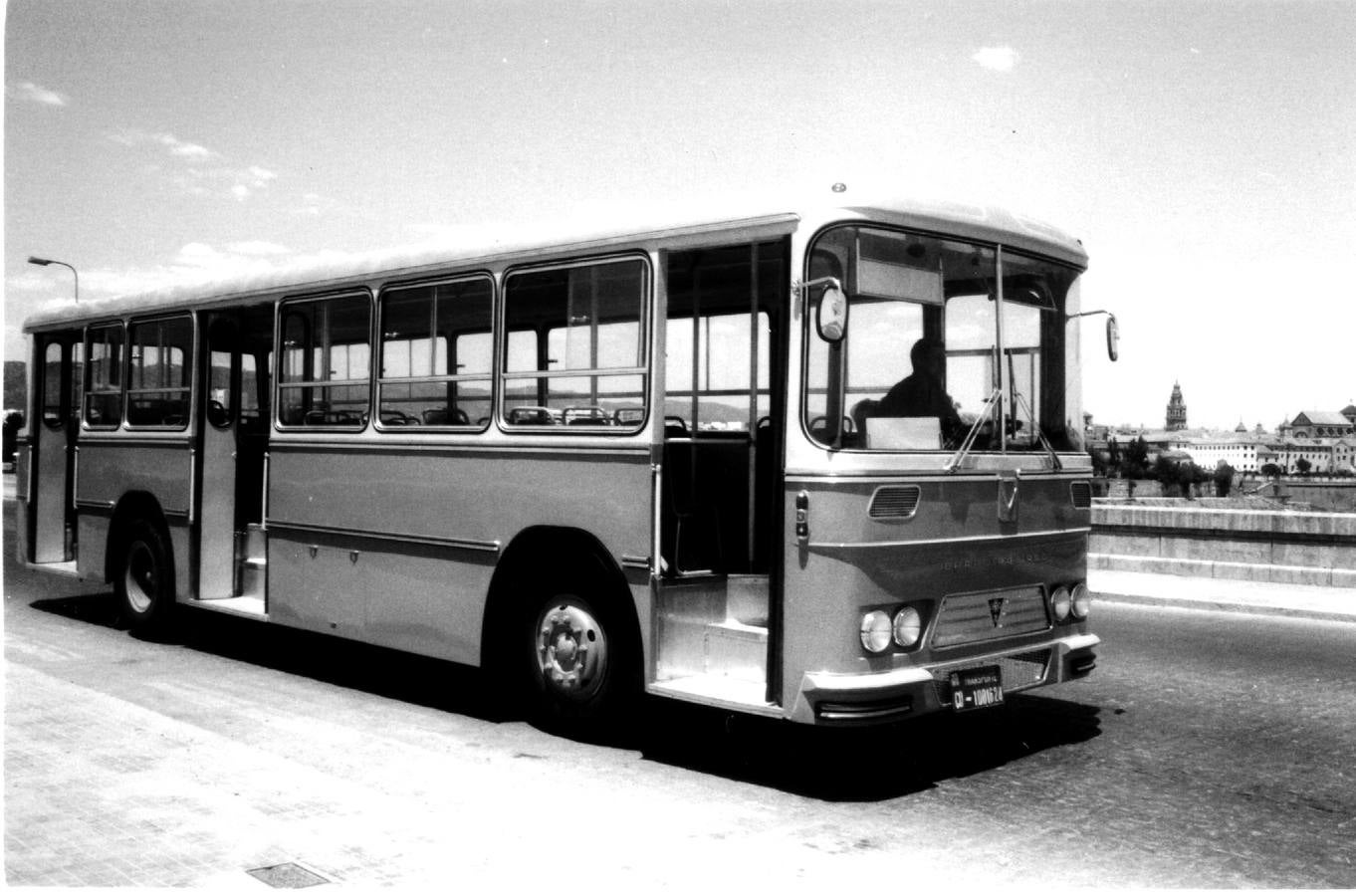 Un curioso viaje en imágenes por los cien años del autobús urbano en Córdoba