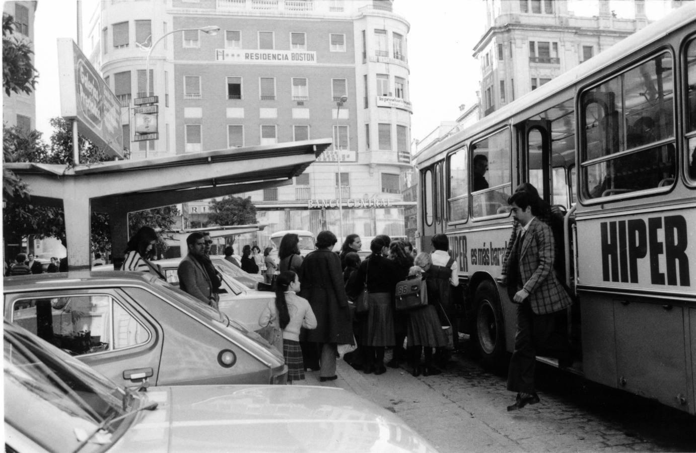 Un curioso viaje en imágenes por los cien años del autobús urbano en Córdoba