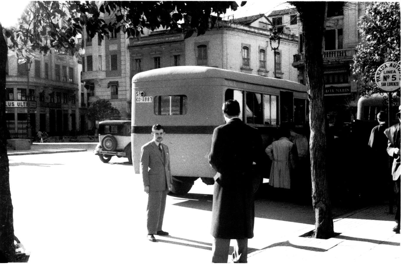 Un curioso viaje en imágenes por los cien años del autobús urbano en Córdoba