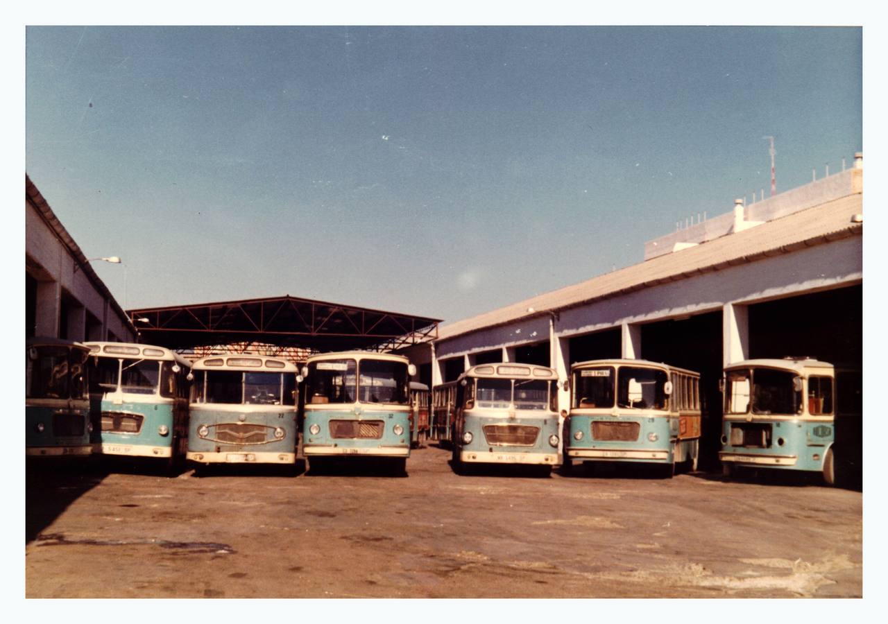 Un curioso viaje en imágenes por los cien años del autobús urbano en Córdoba