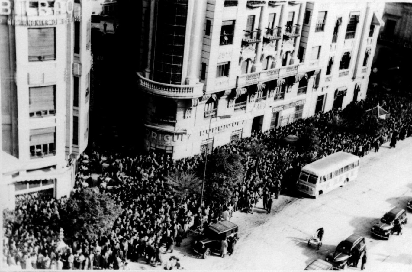 Un curioso viaje en imágenes por los cien años del autobús urbano en Córdoba