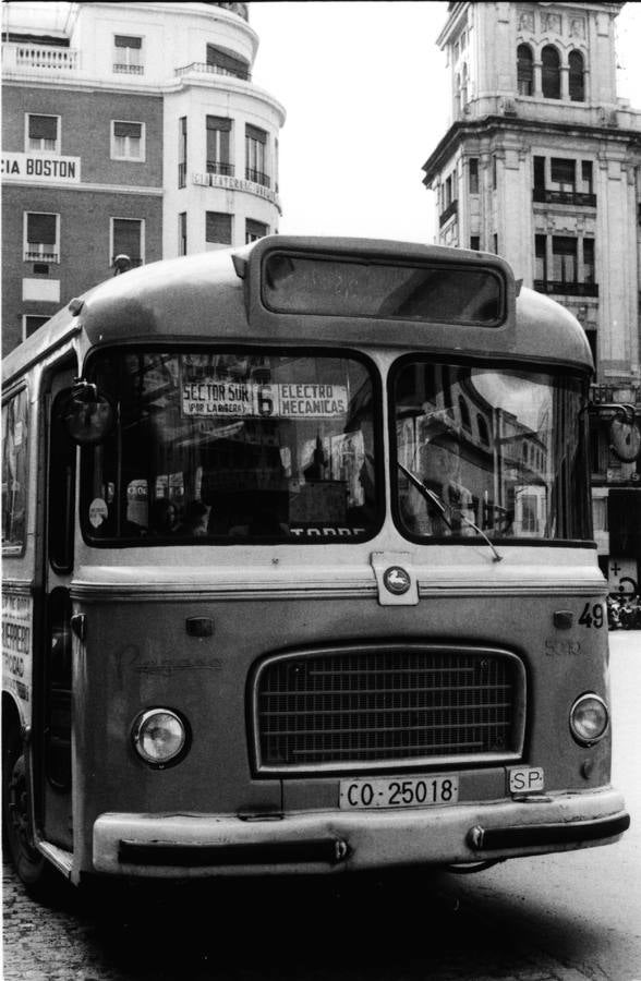 Un curioso viaje en imágenes por los cien años del autobús urbano en Córdoba