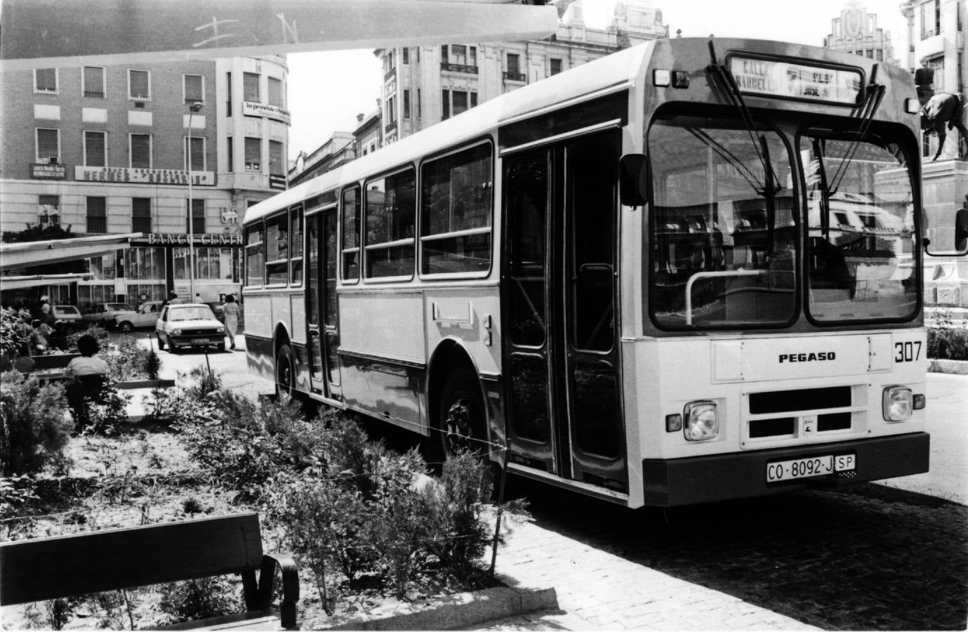 Un curioso viaje en imágenes por los cien años del autobús urbano en Córdoba