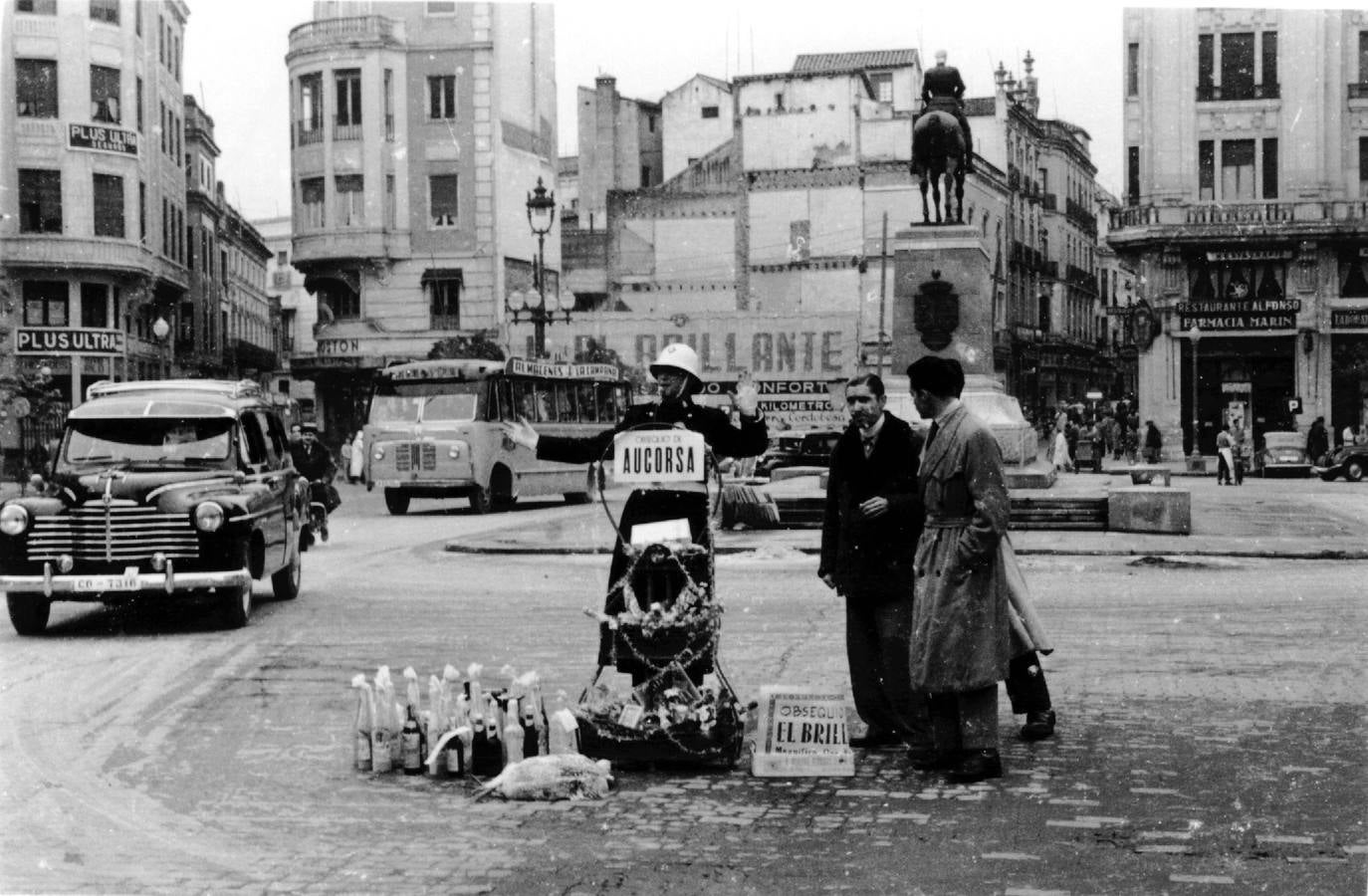 Un curioso viaje en imágenes por los cien años del autobús urbano en Córdoba