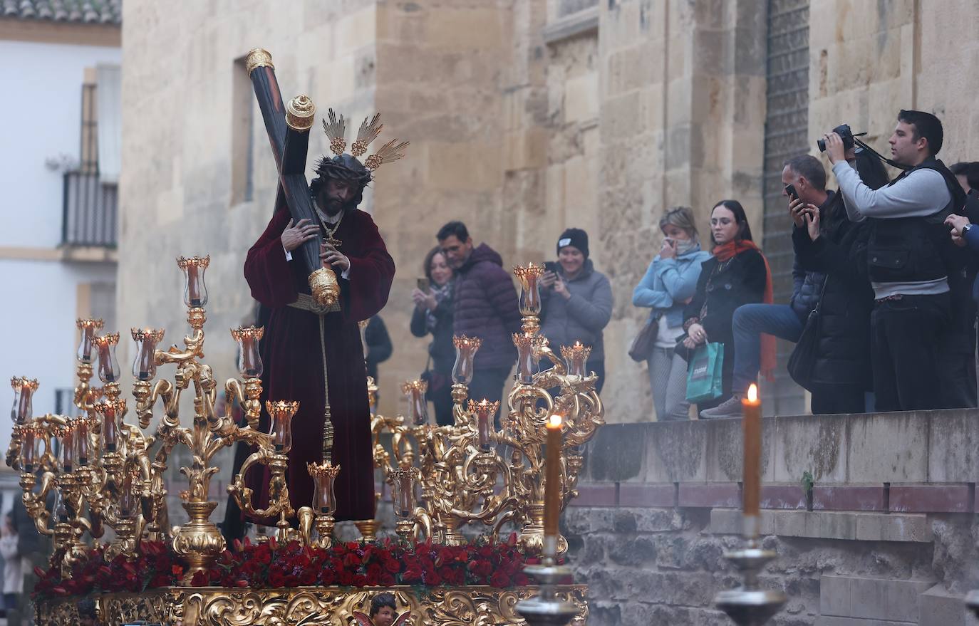 El Vía Crucis de las cofradías con Jesús del Buen Suceso de Córdoba, en imágenes